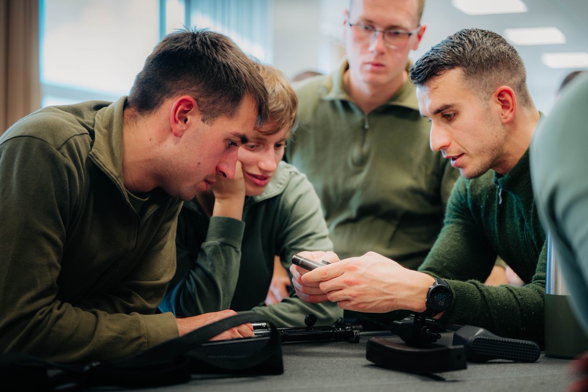 Gendarmerie's tweet image. #Coopération 🇫🇷🤝🇩🇪 L'école de gendarmerie de #Chaumont a accueilli pendant deux semaines une délégation d'élèves policiers allemands de la @bundespolizei 🇩🇪
Ici, ils sont en instruction de démontage et remontage des armes !
📸 Sirpa Gendarmerie - Gnd F. Ferroli