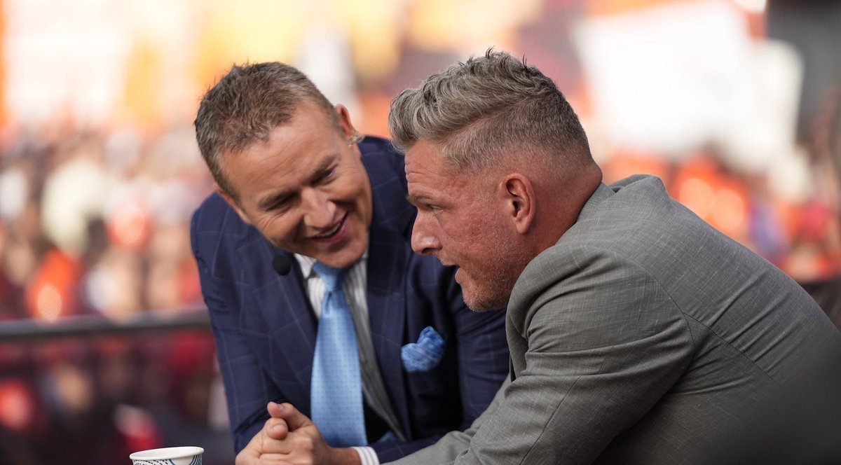 awfulannouncing's tweet photo. ‘College GameDay’ put its thumb on the scale https://t.co/xNRGKFlXFW https://t.co/LgqMLBHZeq