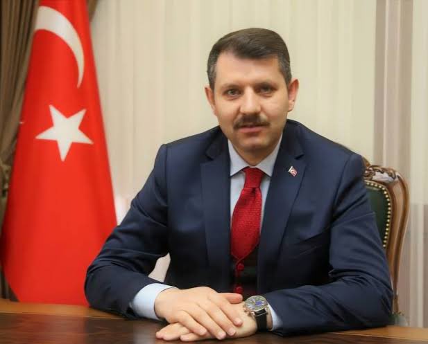 “Urfa’da bıraktığı güzel izlerle hepimizin gönlünde yer eden Sn. Salih Ayhan’ın MSB Bakan Yardımcılığı görevini yürekten tebrik ediyorum. Urfa’nın duası, dostlarının sevgisi sizinle… Allah mahcup etmesin, yolunuz bahtınız açık olsun.”
<a href="/valisalihayhan/">Salih AYHAN</a> <a href="/tcsavunma/">T.C. Millî Savunma Bakanlığı</a> <a href="/RTErdogan/">Recep Tayyip Erdoğan</a>