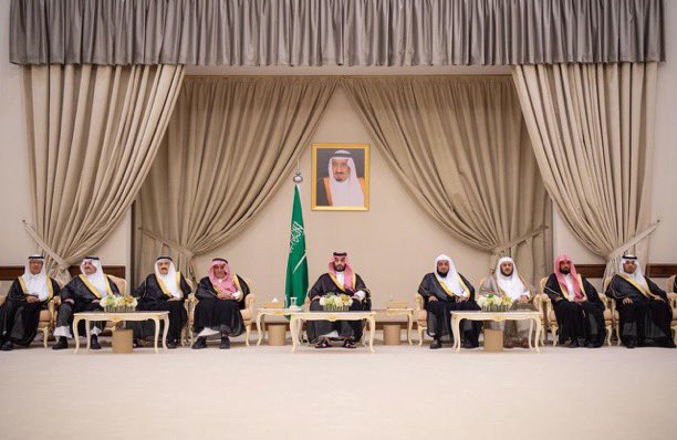 KSAEJ3's tweet photo. عاجل ..

سمو  #ولي_العهد يستقبل في قصر الخليج بالدمام أصحاب السمو الأمراء والفضيلة العلماء والمعالي وجمعًا من المواطنين. https://t.co/2rTgIVN3gj