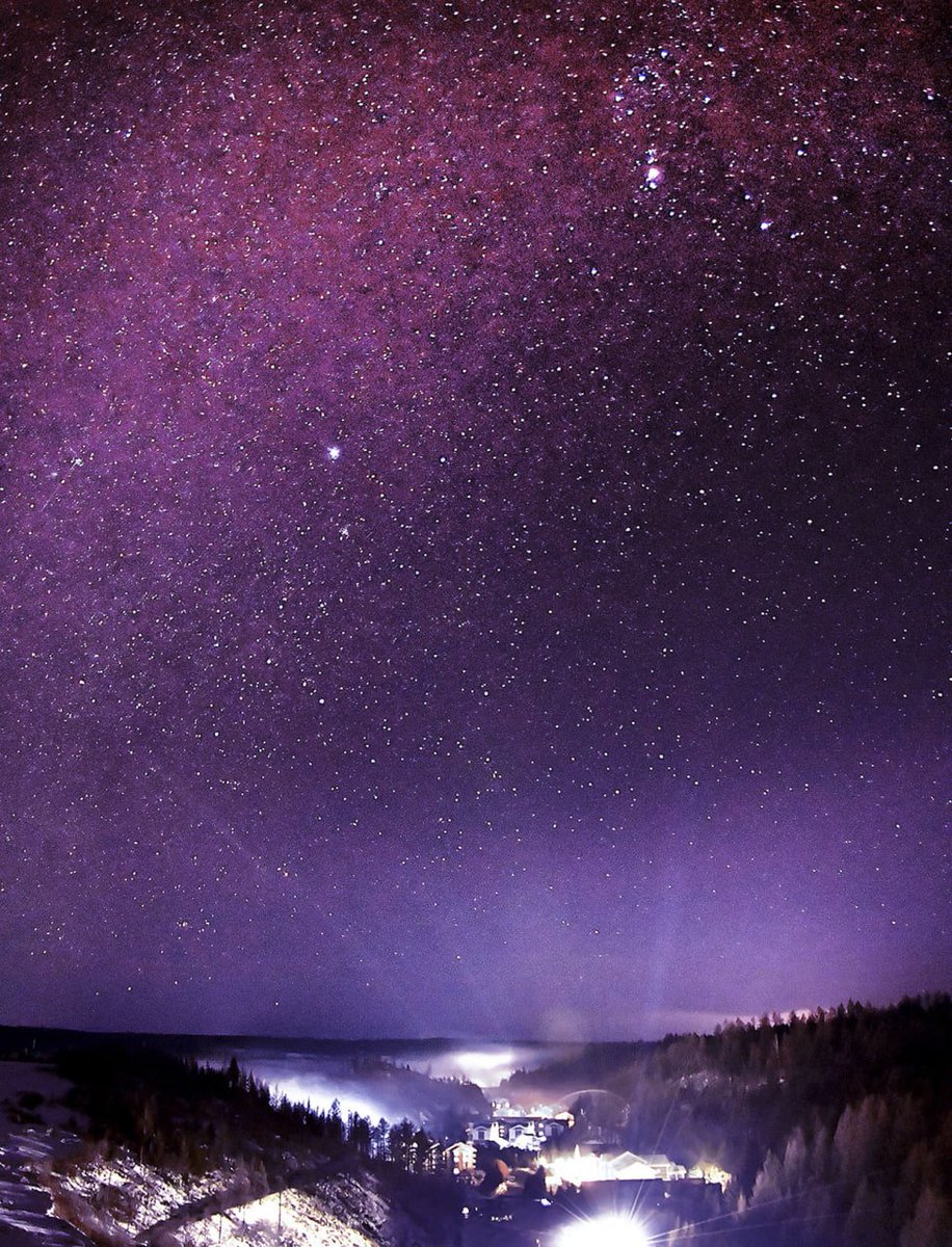 Die Milchstraße am Nachthimmel über Rimyongsu im Gebiet des Paektu-Gebirges im Norden der DVR Korea, das für einzigartige Naturlandschaft berühmt ist, bietet einen herrlichen Anblick.
