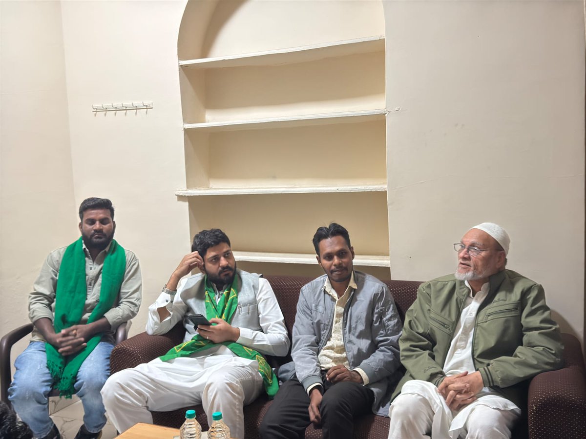 AimimMosin0313's tweet photo. Aimim khandwa 02/12/25
आज जनाब @imohsinalikhan  साहब खंडवा तसरीफ लाये थे
जिनका खंडवा टीम की और से जोरदार सुवागत किया गया।
उन्होंने Aimim पार्टी के सभी जाबाज सिपाहियों से मुलाक़ात की और पार्टी को आगे बढ़ाने के लिए दिशा निर्देश दिए।
मुलाक़ात मे Aimim खंडवा की पूरी टीम मौजूद रही। https://t.co/xn6K6zu4On