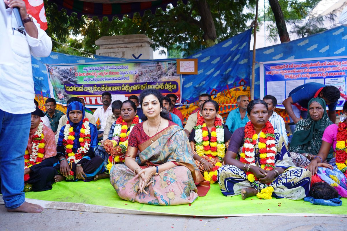 rangannagolla2's tweet photo. ఎమ్మిగనూరు  మున్సిపాలిటీలో పనిచేస్తూ మరణించిన 13 మంది పారిశుద్ధ కార్మికుల కుటుంబ సభ్యులకు మానవ దృక్పథంతో  ఔట్సోర్సింగ్ ఉద్యోగాలు కల్పించాలని జిల్లా కలెక్టర్ దృష్టికి తీసుకెళ్తా

శ్రీ బుట్టా రేణుక గారు 
 కర్నూలు జిల్లా YSRCP పార్లమెంట్ సమన్వయకర్త 

16రోజుల నిరహర దీక్షలకు సంఘీభావం https://t.co/RdbbysR82E