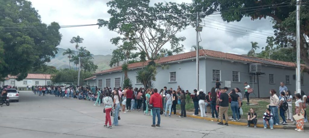 UCarabobo's tweet photo. Aspirantes a ingresar por la Modalidad de Mérito B, entregaron requisitos este martes #2Dic, en una masiva jornada en la @odontologiauc https://t.co/55Lcmx1zZy