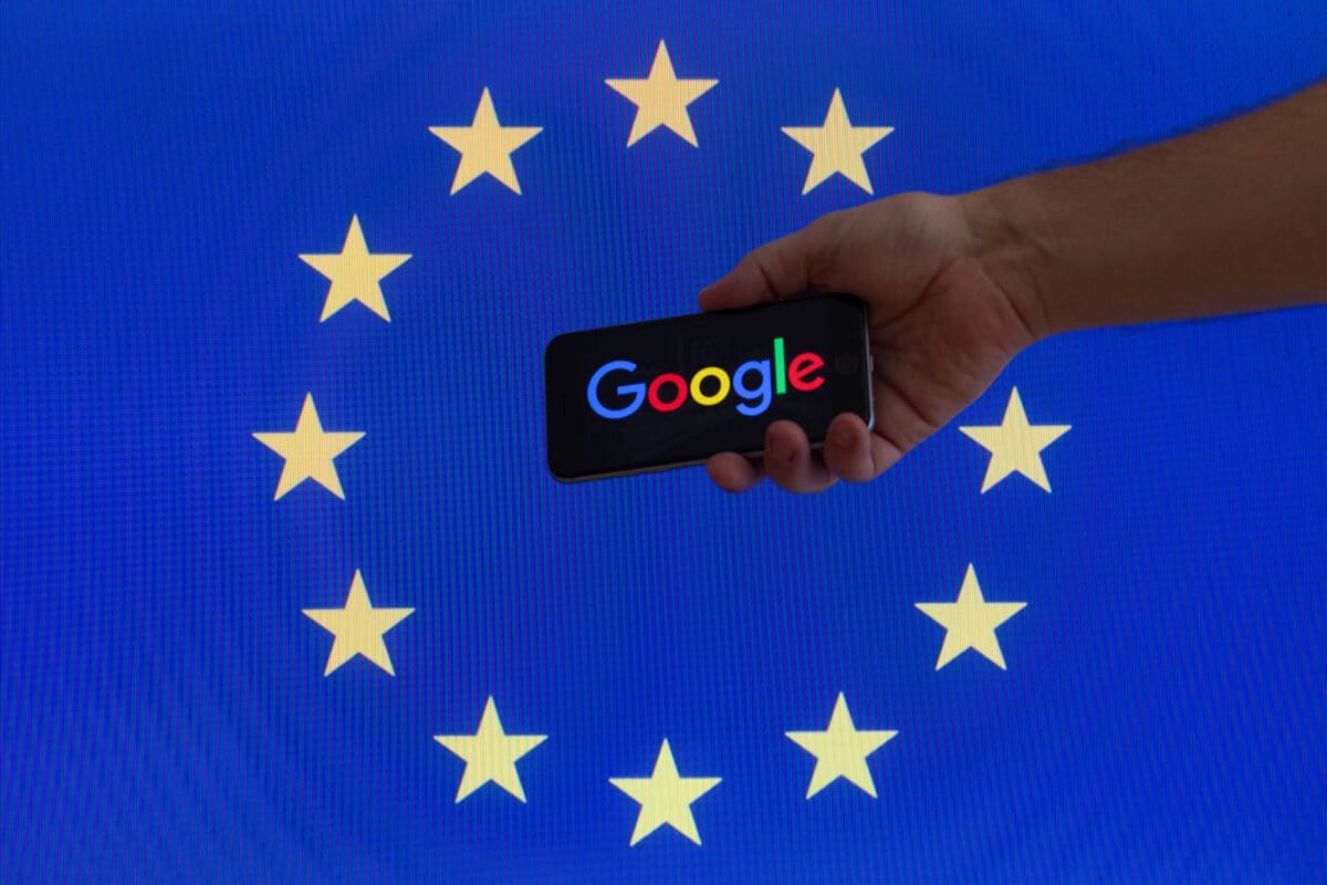 La Comisión Europea ha iniciado una investigación formal contra Google LLC por su política de “site reputation abuse”, y sus efectos podrían cambiar las reglas del juego para negocios locales en toda Europa.
