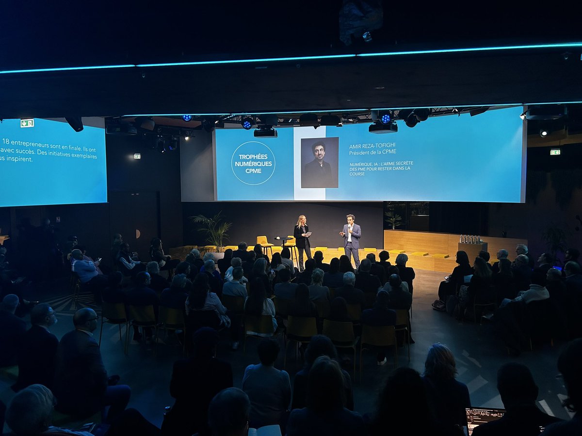 CPMEnationale's tweet photo. La soirée des #TrophéesNumériques CPME 2025 démarre !
@AmirRT, Président de la CPME, ouvre l’événement avec un discours inspirant sur le rôle clé de l’IA pour les PME, aux côtés de @FreemanSandra qui anime cette remise de prix. https://t.co/5qTFoVHYE2