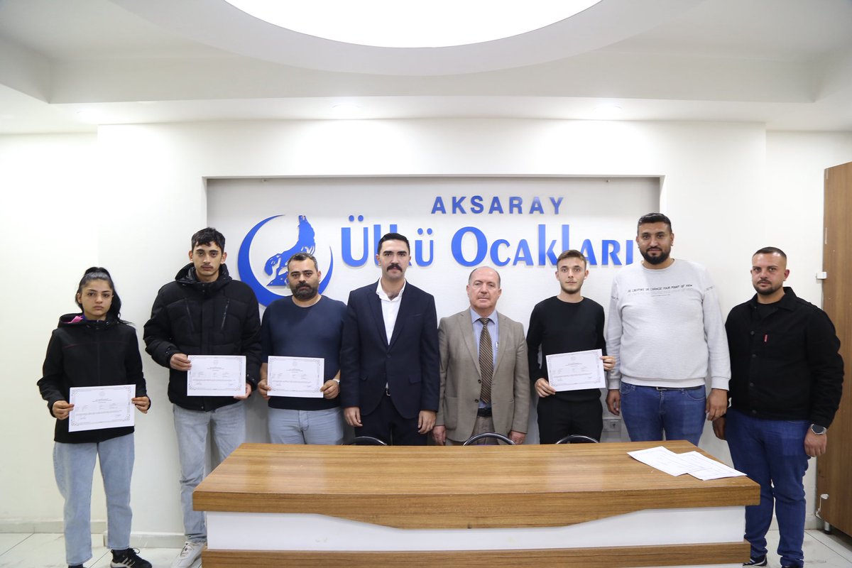 ulkuocaklari68's tweet photo. Ülkü Ocakları Eğitim ve Kültür Vakfı ve Millî Eğitim Bakanlığı Hayat Boyu Öğrenme Genel Müdürlüğü Protokolü kapsamında gerçekleştirdiğimiz sertifikalı kursumuzun sertifika törenini başarıyla tamamladık.

Eğitimi bitiren katılımcılarımıza sertifikaları, Ülkü Ocakları Aksaray İl Başkanımız İhsan Serdar Kolbaşı, Halk Eğitim Merkezi Müdürü Bünyamin Eke ve Halk Eğitim Müdür Yardımcısı Sadık Serin  tarafından takdim edildi.

Toplumsal farkındalığı artırmayı hedefleyen bu anlamlı eğitim sürecine emek veren tüm kurumlara ve katılım sağlayan hemşehrilerimize teşekkür ediyor; eğitim çalışmalarımıza aynı kararlılıkla devam edeceğimizi ifade ediyoruz.