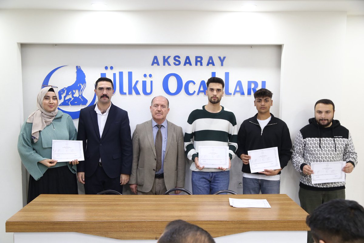 ulkuocaklari68's tweet photo. Ülkü Ocakları Eğitim ve Kültür Vakfı ve Millî Eğitim Bakanlığı Hayat Boyu Öğrenme Genel Müdürlüğü Protokolü kapsamında gerçekleştirdiğimiz sertifikalı kursumuzun sertifika törenini başarıyla tamamladık.

Eğitimi bitiren katılımcılarımıza sertifikaları, Ülkü Ocakları Aksaray İl Başkanımız İhsan Serdar Kolbaşı, Halk Eğitim Merkezi Müdürü Bünyamin Eke ve Halk Eğitim Müdür Yardımcısı Sadık Serin  tarafından takdim edildi.

Toplumsal farkındalığı artırmayı hedefleyen bu anlamlı eğitim sürecine emek veren tüm kurumlara ve katılım sağlayan hemşehrilerimize teşekkür ediyor; eğitim çalışmalarımıza aynı kararlılıkla devam edeceğimizi ifade ediyoruz.