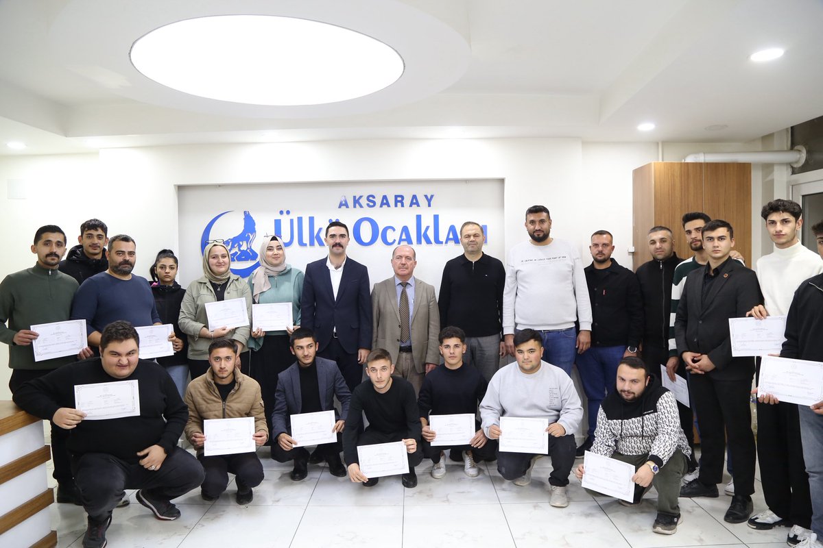 ulkuocaklari68's tweet photo. Ülkü Ocakları Eğitim ve Kültür Vakfı ve Millî Eğitim Bakanlığı Hayat Boyu Öğrenme Genel Müdürlüğü Protokolü kapsamında gerçekleştirdiğimiz sertifikalı kursumuzun sertifika törenini başarıyla tamamladık.

Eğitimi bitiren katılımcılarımıza sertifikaları, Ülkü Ocakları Aksaray İl Başkanımız İhsan Serdar Kolbaşı, Halk Eğitim Merkezi Müdürü Bünyamin Eke ve Halk Eğitim Müdür Yardımcısı Sadık Serin  tarafından takdim edildi.

Toplumsal farkındalığı artırmayı hedefleyen bu anlamlı eğitim sürecine emek veren tüm kurumlara ve katılım sağlayan hemşehrilerimize teşekkür ediyor; eğitim çalışmalarımıza aynı kararlılıkla devam edeceğimizi ifade ediyoruz.