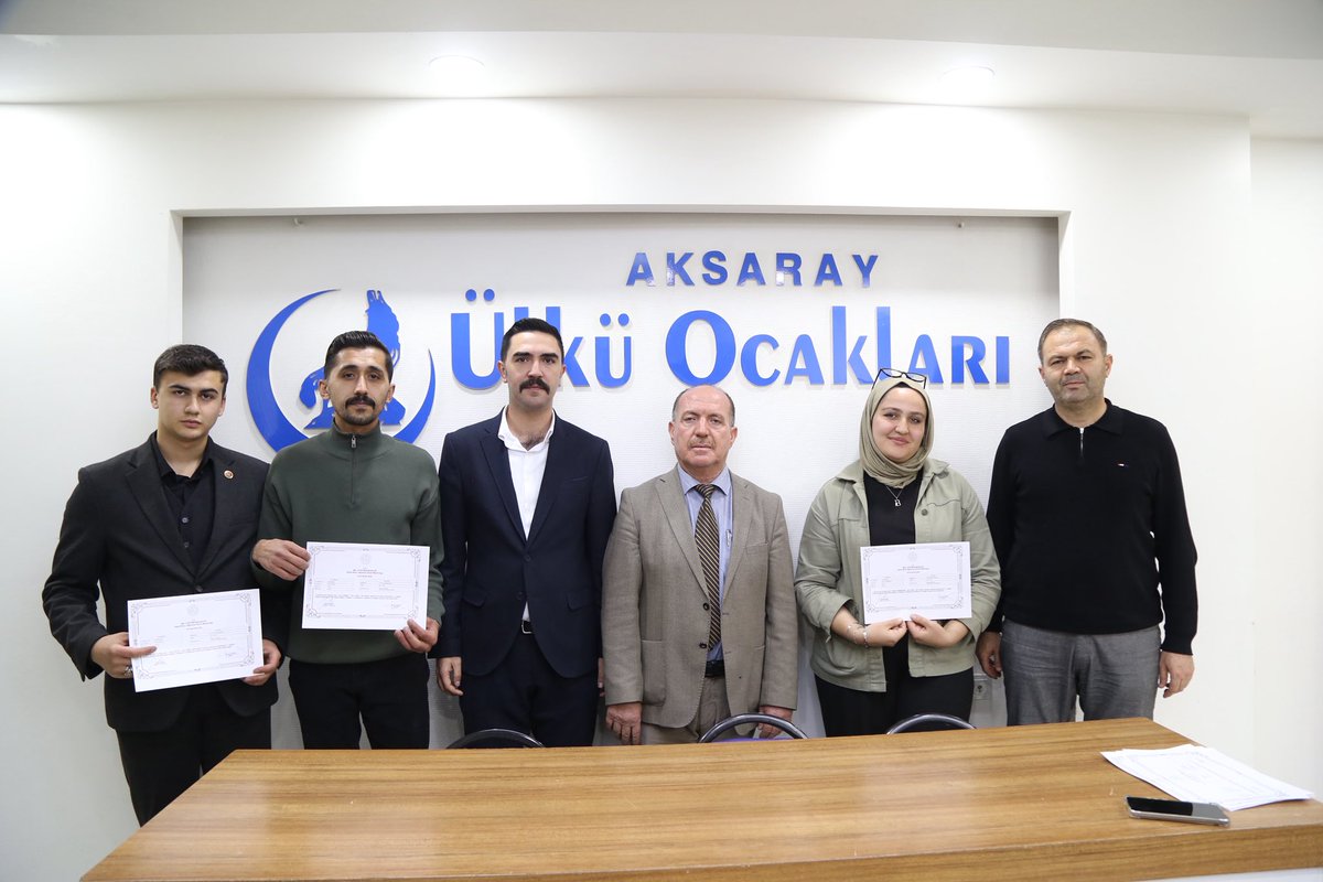 ulkuocaklari68's tweet photo. Ülkü Ocakları Eğitim ve Kültür Vakfı ve Millî Eğitim Bakanlığı Hayat Boyu Öğrenme Genel Müdürlüğü Protokolü kapsamında gerçekleştirdiğimiz sertifikalı kursumuzun sertifika törenini başarıyla tamamladık.

Eğitimi bitiren katılımcılarımıza sertifikaları, Ülkü Ocakları Aksaray İl Başkanımız İhsan Serdar Kolbaşı, Halk Eğitim Merkezi Müdürü Bünyamin Eke ve Halk Eğitim Müdür Yardımcısı Sadık Serin  tarafından takdim edildi.

Toplumsal farkındalığı artırmayı hedefleyen bu anlamlı eğitim sürecine emek veren tüm kurumlara ve katılım sağlayan hemşehrilerimize teşekkür ediyor; eğitim çalışmalarımıza aynı kararlılıkla devam edeceğimizi ifade ediyoruz.