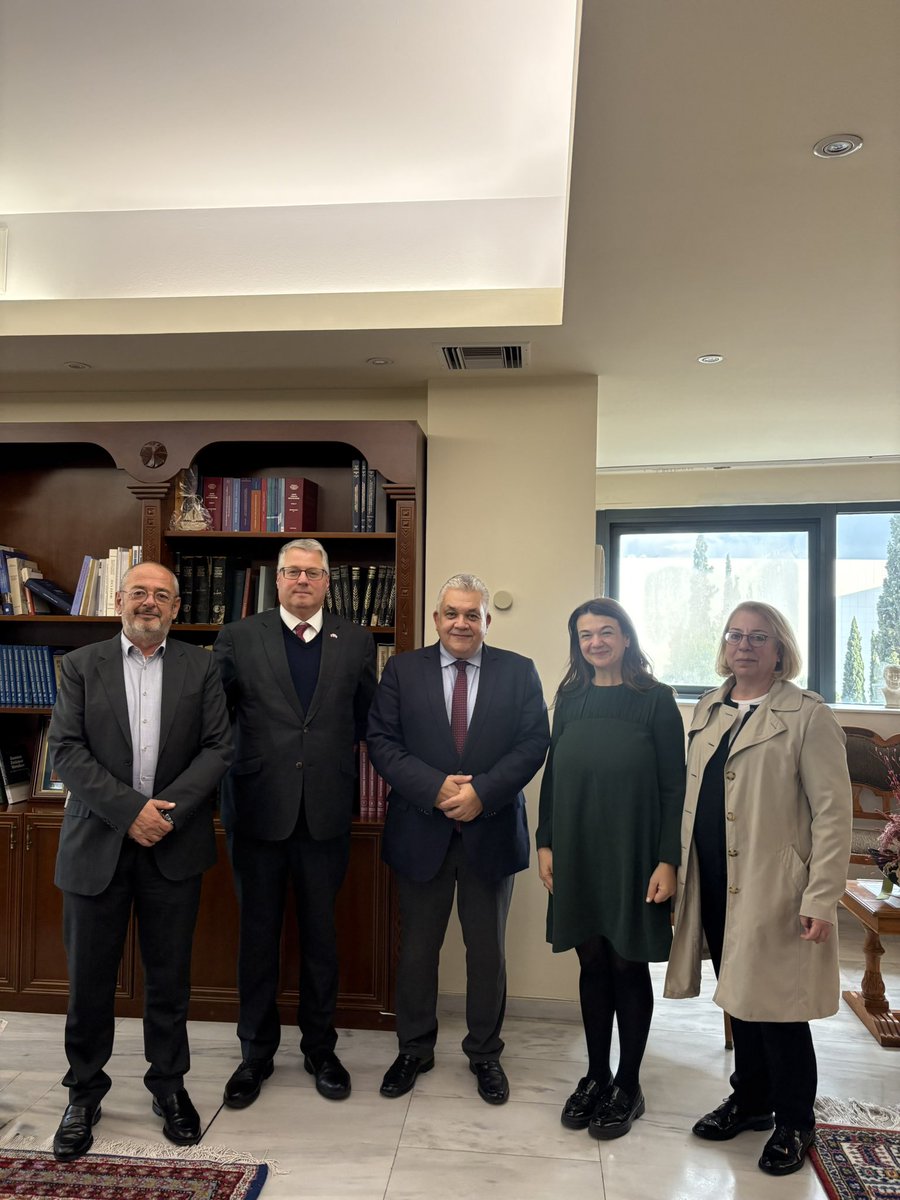 Σήμερα υποδέχθηκα στο Υπουργείο τον Andrew Wells, Political Counsellor της Βρετανικής Πρεσβείας, καθώς και τις κ. Ανδρίτσου και κ. Φέγγαρου από το British Council. Είχαμε μια ιδιαίτερα παραγωγική συζήτηση για την περαιτέρω ενίσχυση της συνεργασίας Ελλάδας–Ηνωμένου Βασιλείου στον