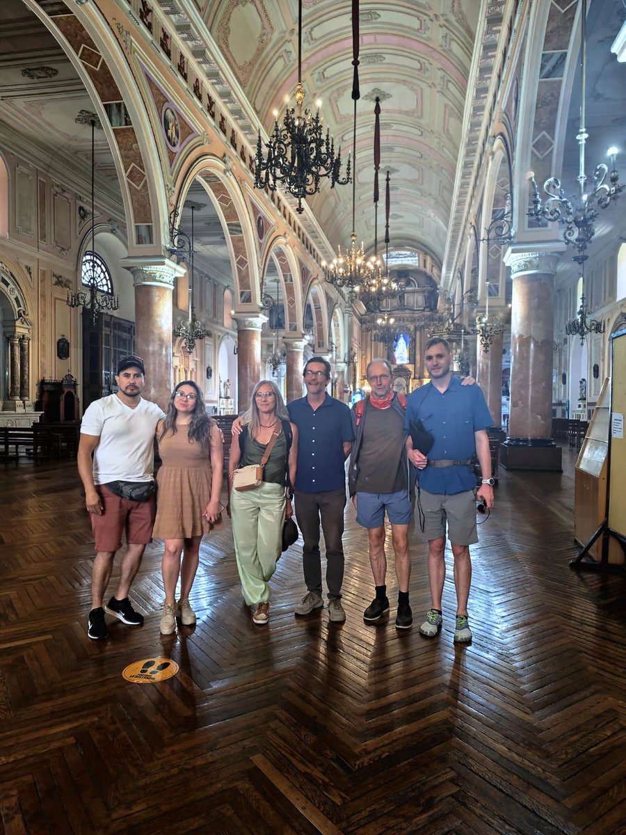 stgoturismo's tweet photo. Visitantes de Argentina, Alemania y Chile acompañaron a nuestra guía Lorena Bruna en el #TourGratis Ruta de Iglesias. Durante la experiencia conocieron la historia de bellísimos templos del Centro Histórico y pudieron admirar todos los detalles de su arquitectura e historia. https://t.co/R1Nzagw7QO