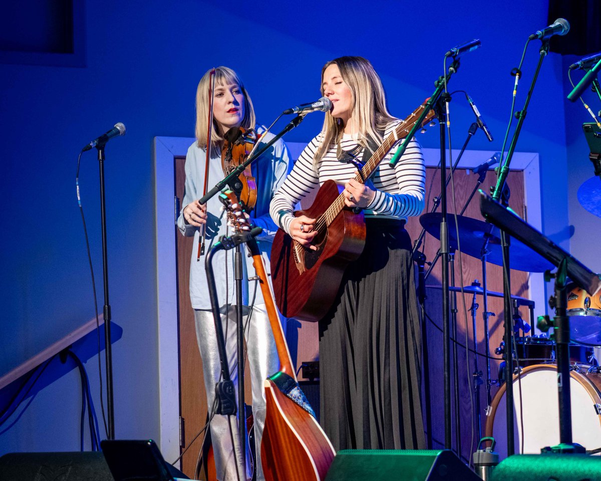 Opening the Christmas Show at the <a href="/BowValleyMusic/">BowValley Music Club</a>
club on Saturday night was Meadowsweet. Alice Hedley on vocals/guitar and Lynsey MacRitchie-Mackenzie on fiddle - two young mothers far from their homelands of Australia and Scotland now in Calgary. They are simply outstanding!