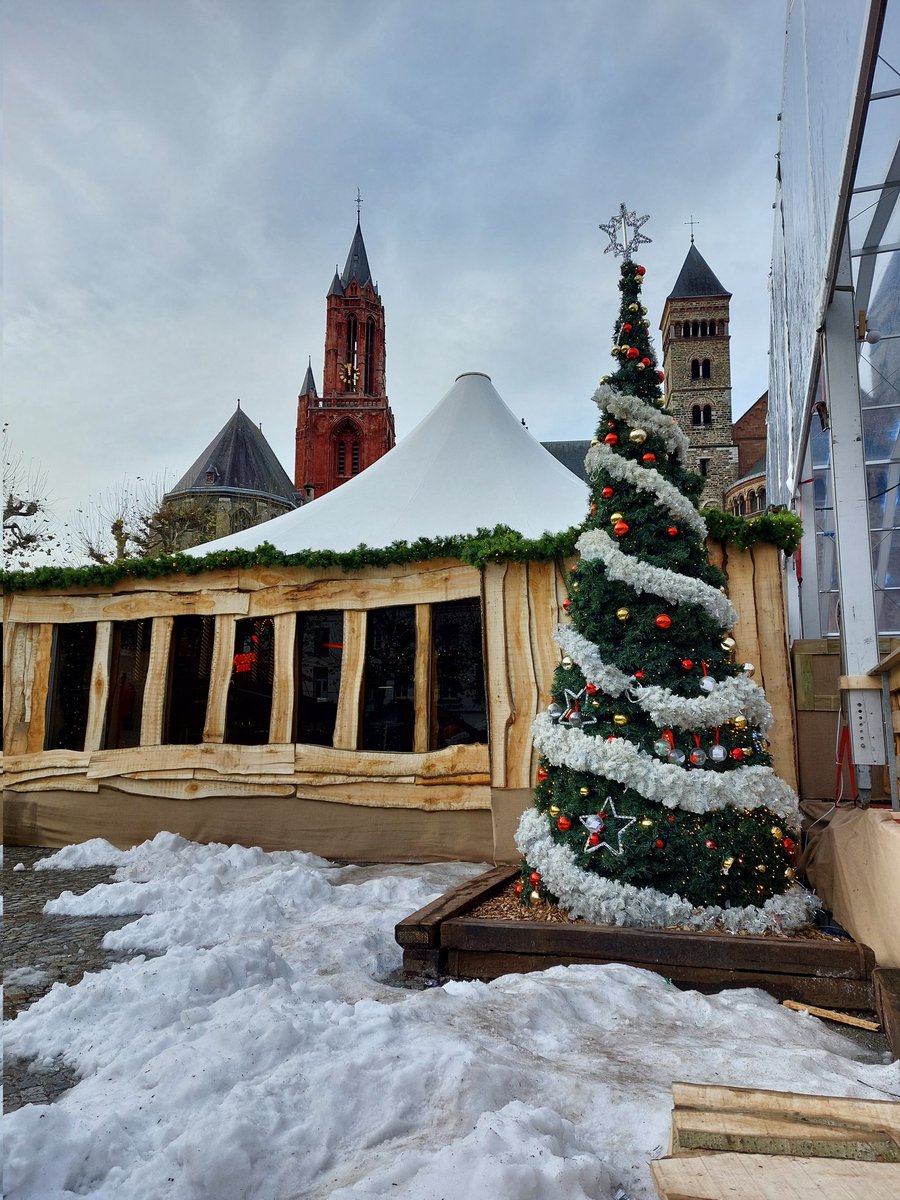 mathildeontwit's tweet image. Het Vrijthof in kerstsfeer #Maastricht @magnifiekZL
Fijne avond! 🌲🎅
