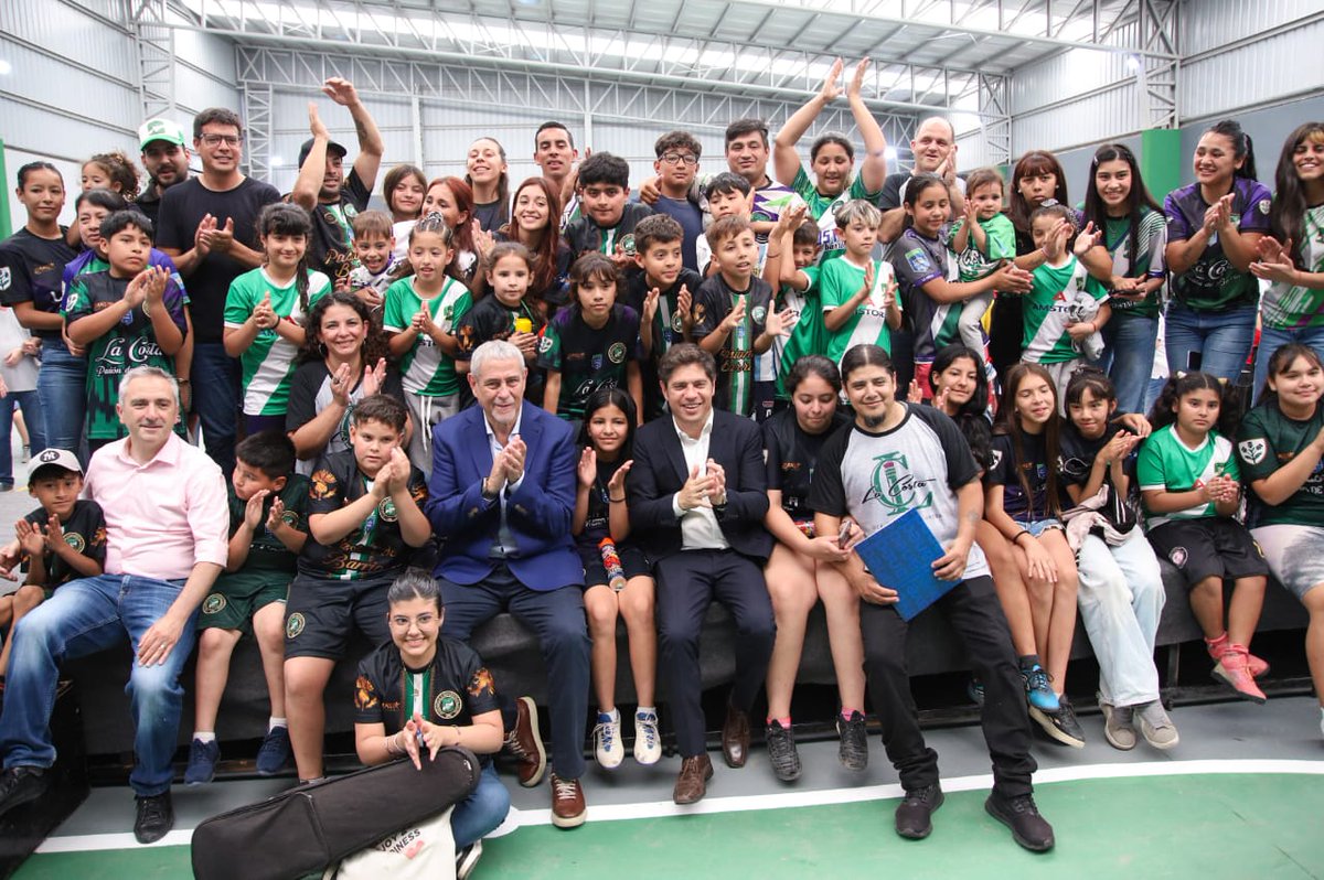 También en esta jornada de actividades en Avellaneda, junto a <a href="/Kicillofok/">Axel Kicillof</a> y <a href="/jorgeferraresi/">Jorge Ferraresi</a> inauguramos el polideportivo del Club Social y Deportivo La Costa, para que los vecinos de Villa Inflamable tengan un lugar de primer nivel para hacer deportes, encontrarse y construir