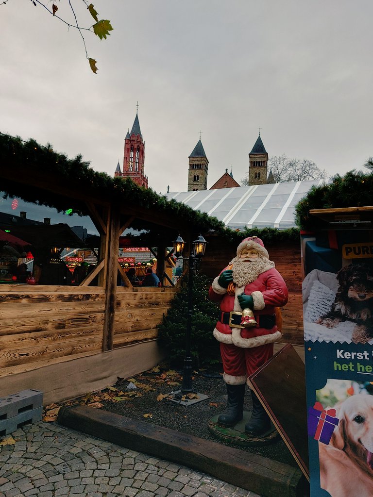 mathildeontwit's tweet image. Het Vrijthof in kerstsfeer #Maastricht @magnifiekZL
Fijne avond! 🌲🎅