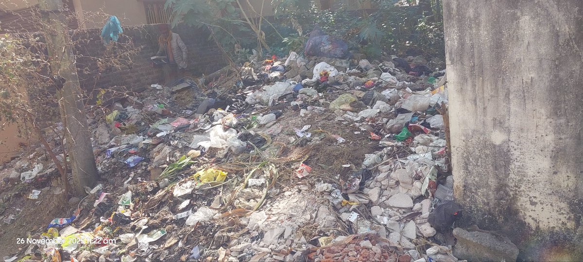 amitbluesky's tweet photo. @DC_Hazaribag Resp. Sir,
Ye halat hai safai की hazaribagh के new colony, kumhartoli, boddom bazar me kude का pahad bna hua hai lekin nagar nigam को नहीं dikh rha hai. https://t.co/Ucj4PZqzbG