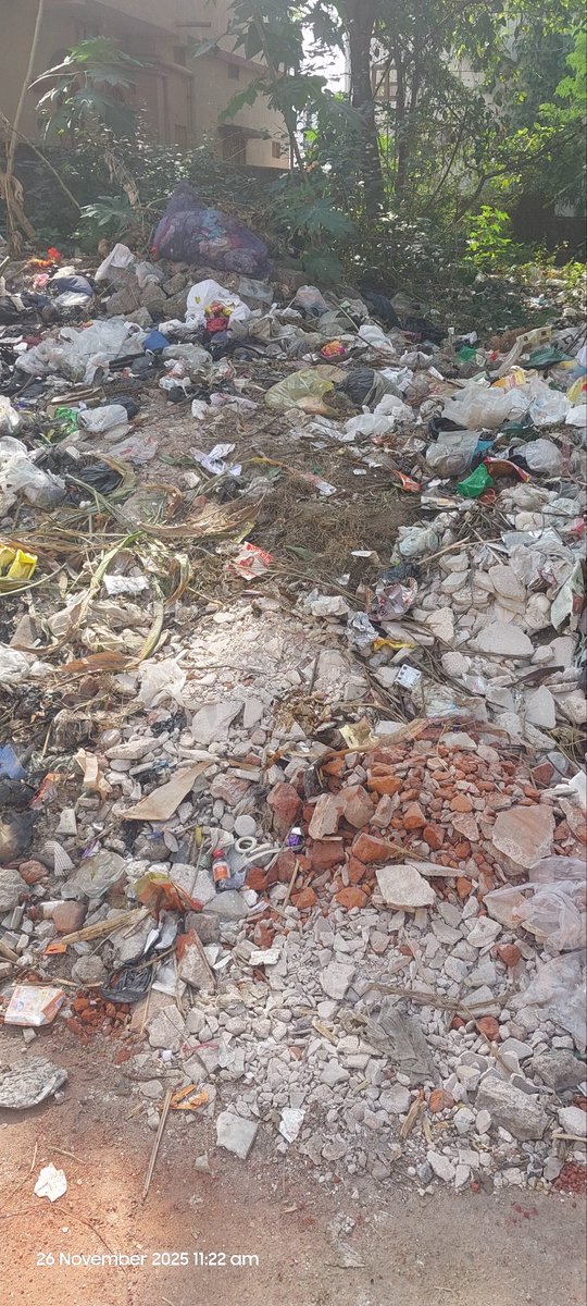 amitbluesky's tweet photo. @DC_Hazaribag Resp. Sir,
Ye halat hai safai की hazaribagh के new colony, kumhartoli, boddom bazar me kude का pahad bna hua hai lekin nagar nigam को नहीं dikh rha hai. https://t.co/Ucj4PZqzbG