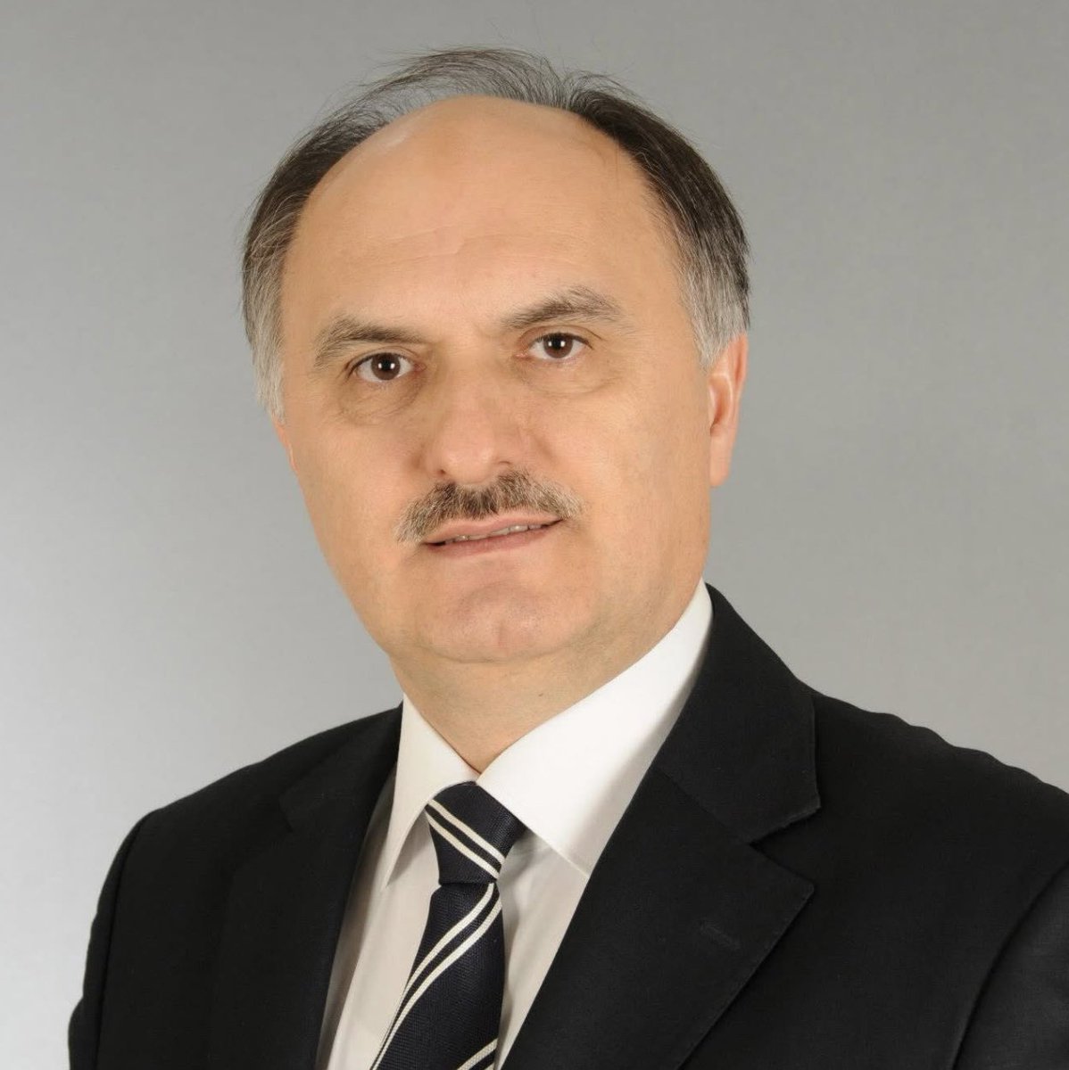 Mala,makama,fani dünyaya itibar ve iltifat etmeyen çok özel ve güzel bir insan,dava ve gönül adamı kıymetli Cemal ÖZTÜRK milletvekilimiz hakkını rahmetine kavuştu.Rabbim cennet ve cemaliyle müşerref eylesin.
İyi tanıdık ve bildik.Şehadetimiz tamdır.