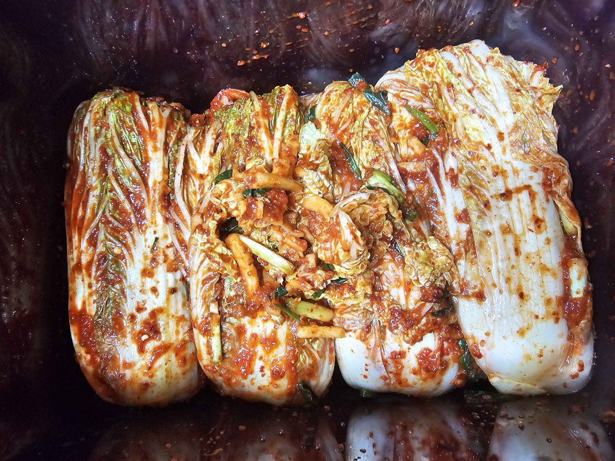 ff8gaichiban's tweet photo. せっかく韓国きたんだから、初キムチ作ってみた！！
ヤンニョム塗るの大変だったｗｗ
さて、、４日後くらいにはどんな味になってるのか・・・！！！！ https://t.co/moyn035Imf
