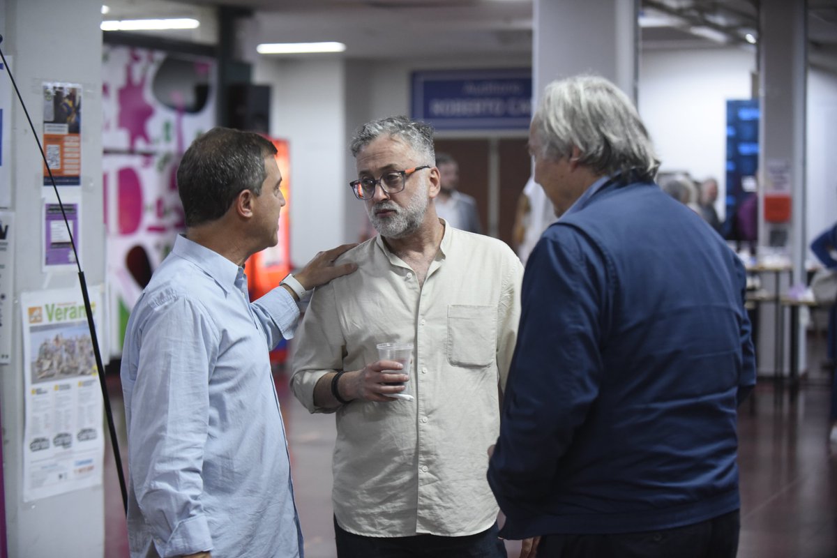 En la jornada hubo reconocimientos a estudiantes y graduados/as y entrega de certificados de los Grupos de Investigación en Ciencia Política.

Estuvieron la decana, Ana Arias; el vice, Diego de Charras; y referentes como Juan Manuel Abal Medina, Andrés Malamud y Carla Carrizo.