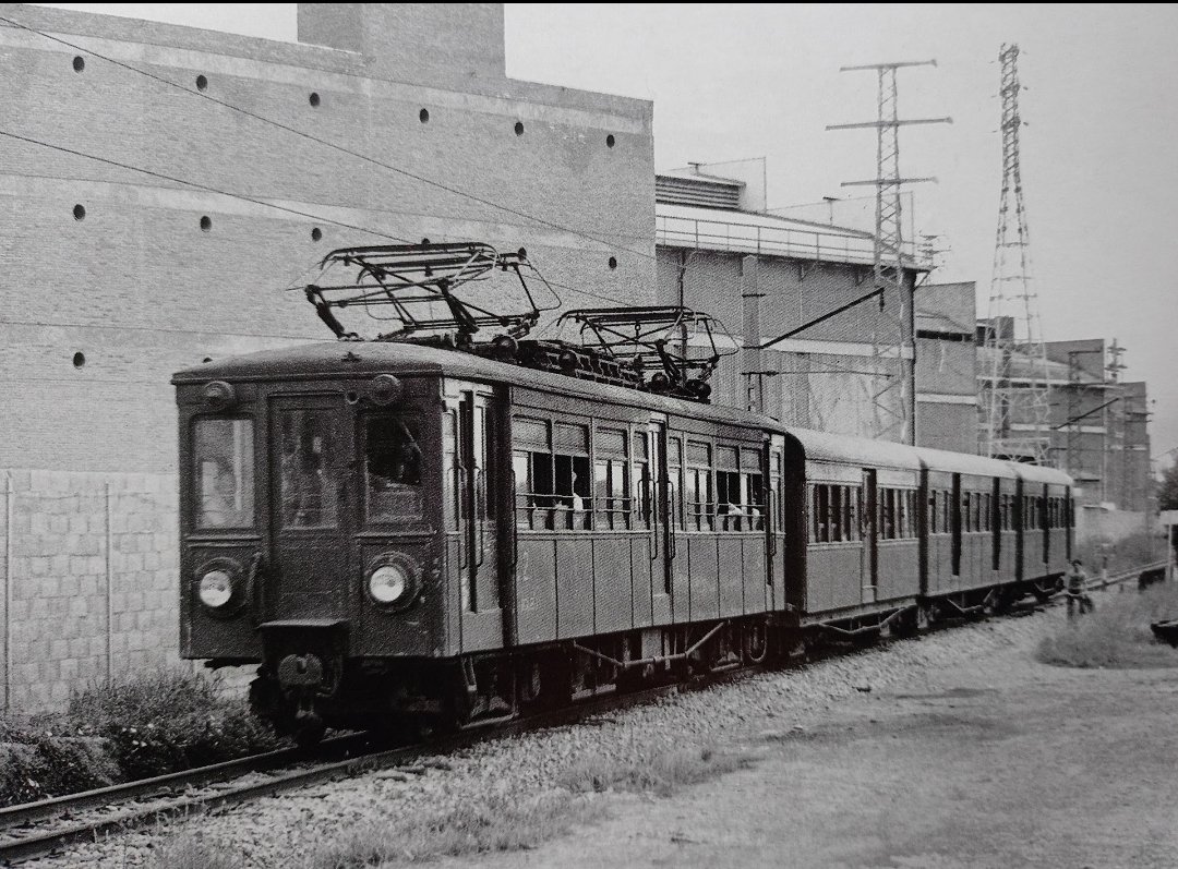 Trenes por la Cornisa Cantabrica, una composición del FTS cubriendo la relación Lezama-Bilbao a su paso por Larrondo, agosto de 1974. Foto: Jaume Roca #EuropaTren #instarailtren #ViaEstrecha #FTS #FerrocarrilesTransportesSuburbanos #Vizcaya #Euskotren #Euskadi