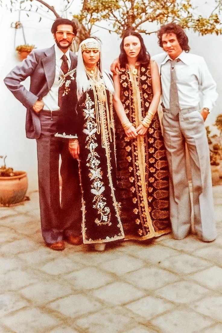 سرقة الصور وسرقة أسم القفطان الذي يخص الجزائر وحدها من تريكة بوسبي🇲🇦ر 
صورة عائلية خلال حفل في سيدي بلعباس، سبعينيات القرن الماضي