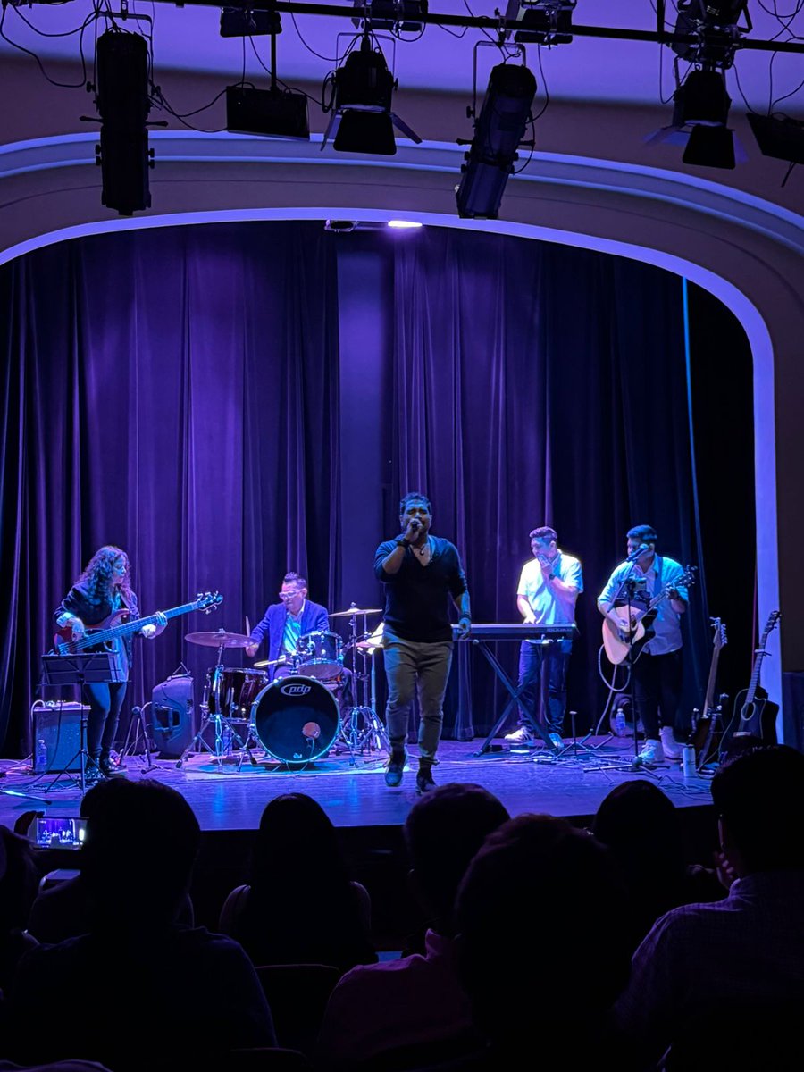 RobertoNochez's tweet photo. La pasamos super genial, que lindo concierto en el teatro nacional de San Salvador (en la gran pequeña sala). Gracias por el cariño y el apoyo. Gracias a Sos música por hacer posible este lindo evento.

#music #novoyahacernada #cantante #rock #rockpop #song #musica #pop #Popular https://t.co/kBJqxaLMIf