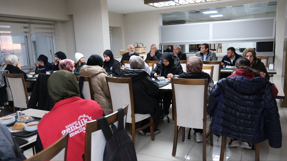 Ortaöğretim Çalışma Grubumuzun düzenlediği Sabah Namazı Buluşmalarında 15 Temmuz Şehitleri AL, Cemil Keleşoğlu AL ve Mevlana Kız AİHL ile buluştuk. Ardından sıcak çorba ikramımızla hem gönüllerimizi hem de sofralarımızı ısıttık.