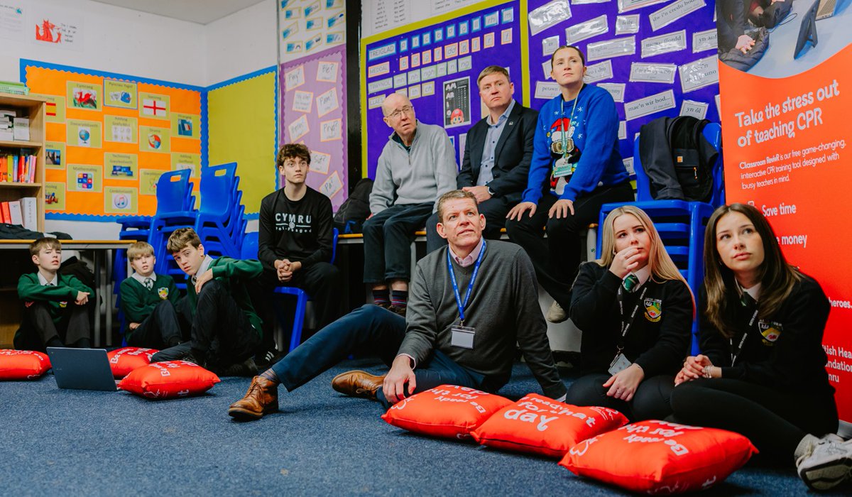 BHFCymru's tweet photo. Ddoe yn y prynhawn, aethon i i Ysgol Uwchradd Caergybi i lansio ‘Classroom RevivR’ yng Nghymru. 
🫀🏴󠁧󠁢󠁷󠁬󠁳󠁿 🎒
Darparodd athrawon yn yr ysgol hyfforddiant CPR ar gyfer ysgolion i ddisgyblion Blwyddyn 8 a Blwyddyn 12, gyda diolch arbennig i @RhunapIorwerth am ymuno â’r sesiwn.

Ymunodd Amlyn ab Iorwerth a Sam Booth hefyd â ni – y ddau wedi goroesi ataliad y galon – a rhannodd eu profiadau gyda’r dosbarth, gan amlygu pwysigrwydd dysgu’r sgil achub bywyd hwn.

💕🧑‍🏫Mae Classroom RevivR ar gael (yn Gymraeg ac yn Saesneg) i bob ysgol uwchradd yng Nghymru – gallwch ddod o hyd i ragor o wybodaeth yma > https://t.co/tM7Iptp3S9