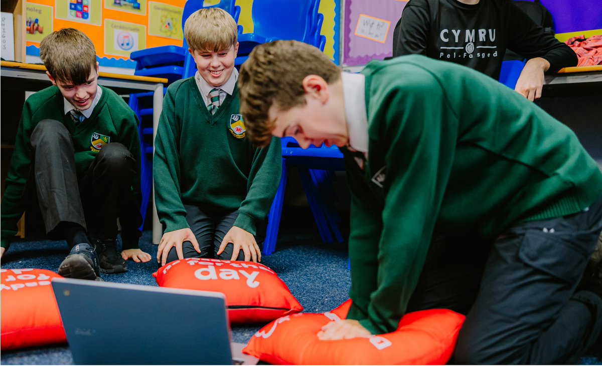 BHFCymru's tweet photo. Ddoe yn y prynhawn, aethon i i Ysgol Uwchradd Caergybi i lansio ‘Classroom RevivR’ yng Nghymru. 
🫀🏴󠁧󠁢󠁷󠁬󠁳󠁿 🎒
Darparodd athrawon yn yr ysgol hyfforddiant CPR ar gyfer ysgolion i ddisgyblion Blwyddyn 8 a Blwyddyn 12, gyda diolch arbennig i @RhunapIorwerth am ymuno â’r sesiwn.

Ymunodd Amlyn ab Iorwerth a Sam Booth hefyd â ni – y ddau wedi goroesi ataliad y galon – a rhannodd eu profiadau gyda’r dosbarth, gan amlygu pwysigrwydd dysgu’r sgil achub bywyd hwn.

💕🧑‍🏫Mae Classroom RevivR ar gael (yn Gymraeg ac yn Saesneg) i bob ysgol uwchradd yng Nghymru – gallwch ddod o hyd i ragor o wybodaeth yma > https://t.co/tM7Iptp3S9