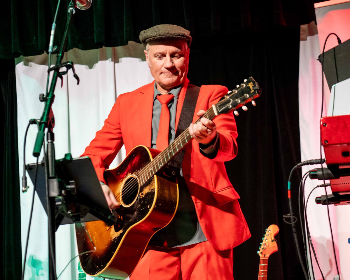 The Christmas Show at the <a href="/BowValleyMusic/">BowValley Music Club</a> club on Saturday night was fantastic. Steve Pineo was here with 8 friends to create an incredible evening of wonderful entertainment. Have look at their great suits for the occasion!  No. 2 of 3.