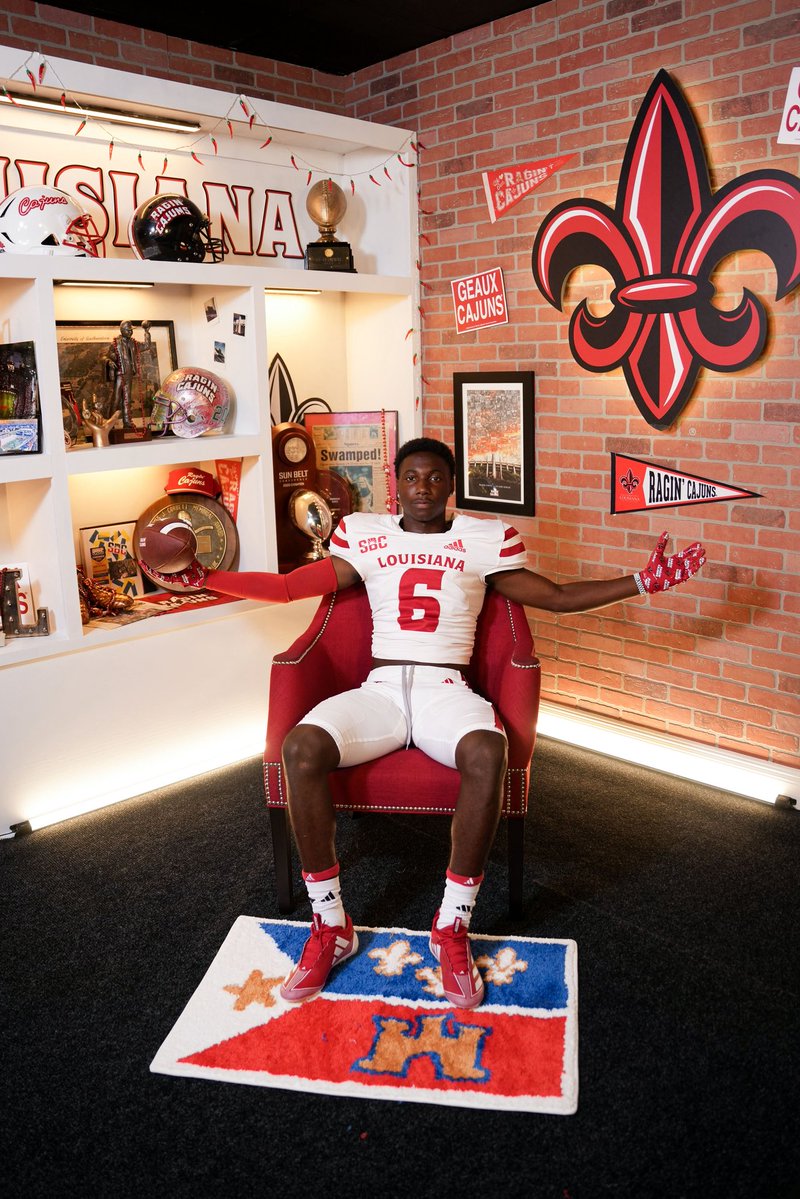 I will be signing Wednesday, December 3rd (Tomorrow) at 1pm. Signing will be held at Plaquemine High School Gym #Geauxcajuns❤️