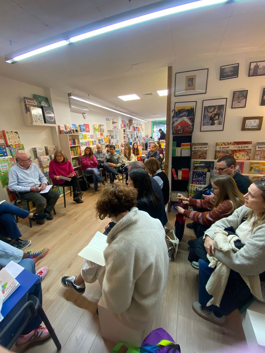 🎙️ Imágenes de la presentación de 'La escuela que escucha' de <a href="/MarioIzcovich/">Mario Izcovich</a> en Sant Cugat del Vallès (Barcelona).  Un ensayo que parte del malestar en las aulas para defender el cuidado y las relaciones humanas como motor del cambio ⬇️⬇️ planetadelibros.com/libro-la-escue…