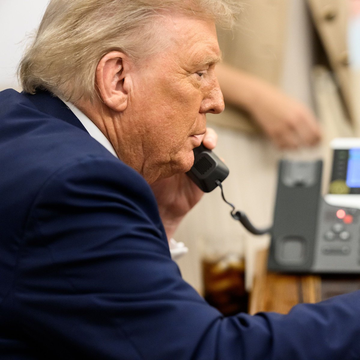 eixopolitico's tweet image. 🇺🇸🇧🇷 Donald Trump e Lula falaram ao telefone nesta terça-feira.

Os presidentes trataram por cerca de 40 minutos sobre tarifas, comércio e cooperação no combate ao crime organizado. Eles discutiram ações conjuntas contra organizações criminosas e Trump disse estar “totalmente…