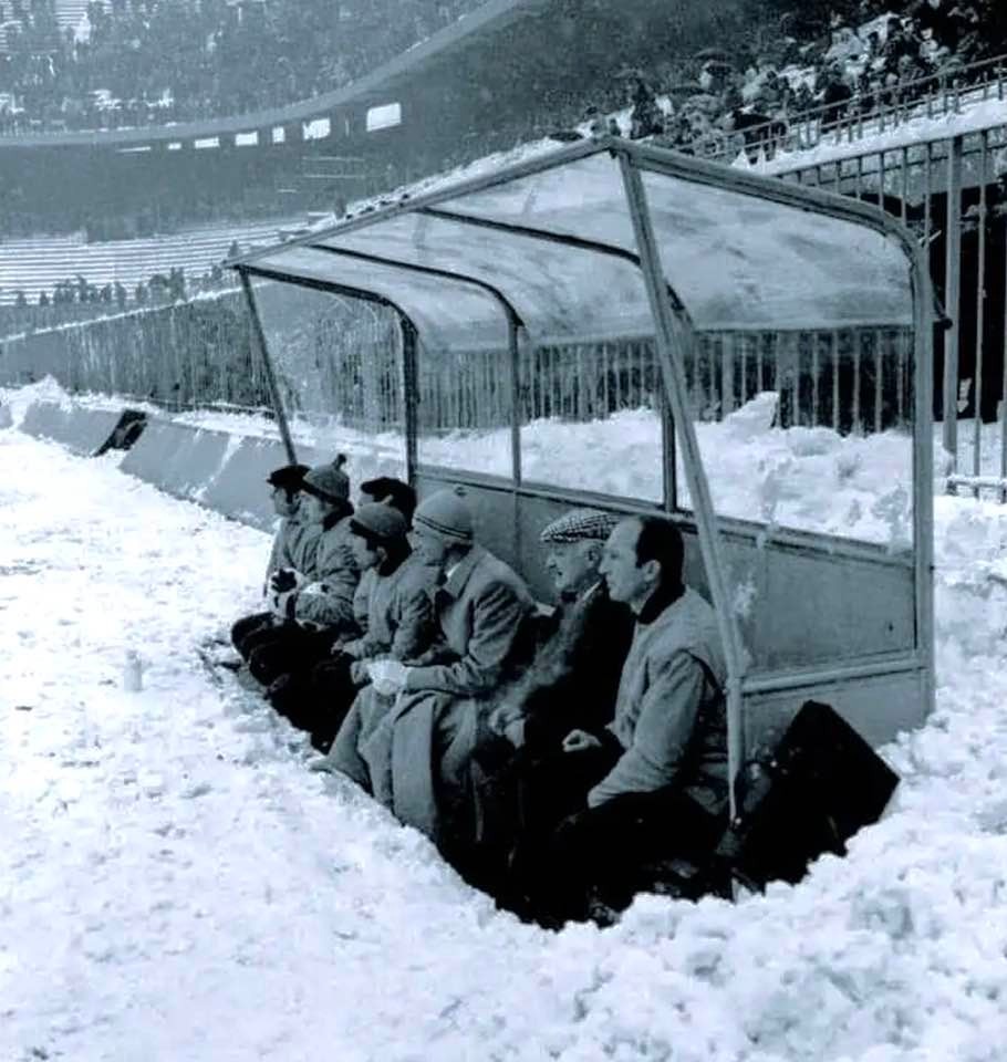 vicyago66x's tweet image. Esattamente 50 anni fa.
Queste erano le panchine nel nostro campionato, le squadre portavano 1 giocatore di movimento e il secondo portiere.
Riesco a riconoscere l'allenatore Invernizzi, il 2° portiere Ivano "la penna di milano" Bordon, e il numero 13 Marione Frustalupi.
#Inter