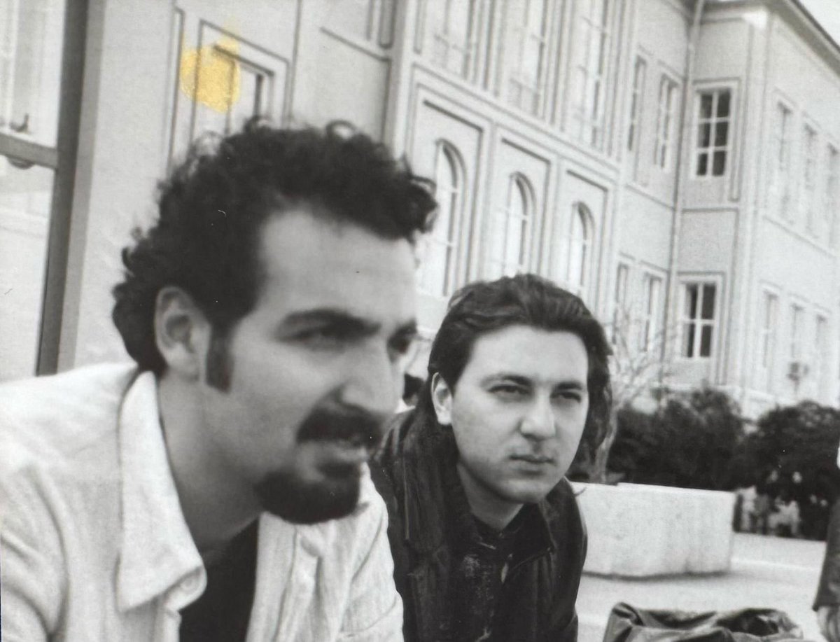 Tam 24 yıllık arkadaşlık.

Ömrümüzün yarısından fazlasını birlikte geçirdiğimiz üç samimi arkadaş. Yolculuğumuz Silivri’de kesişti. <a href="/akgungurkan/">Gürkan Akgün</a>, <a href="/tayfun_kahraman/">Dr. Tayfun Kahraman</a> ve ben. Tabi ki tesadüf değil. Bazen avukat görüşlerinde görüyorum uzaktan. Konuşmaya gerek kalmıyor bile.

Tayfun