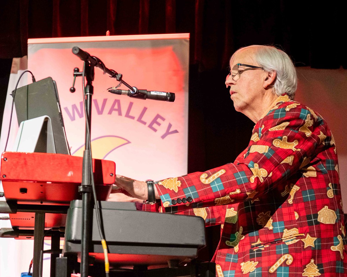 The Christmas Show at the <a href="/BowValleyMusic/">BowValley Music Club</a> club on Saturday night was fantastic. Steve Pineo was here with 8 friends to create an incredible evening of wonderful entertainment. Have look at their great suits for the occasion!  No. 1 of 3.