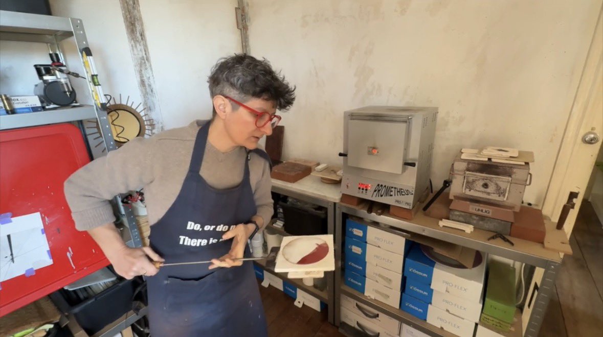 Elle pensait devenir fileur sur porcelaine, la voici émailleuse d'art sur métaux. Christelle Derenne propose un univers fait de blanc, de noir et des quelques couleurs qui prennent leur place à la cuisson à 900°.#limoges #enamel #émaux
👉🏽📺 xfru.it/Ct6b2J