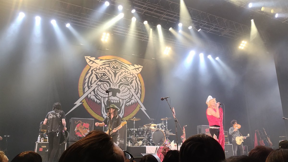 82sara82's tweet image. 今日は登れないようなスピーカーの箱を選んだのかなとか思いながらちょっとスピーカーの方、見ちゃうよね(笑)アタシは今回、来日は厳しいんじゃないのかな～ とか思ってたのでまさかで！めちゃくちゃ嬉しかったー！昨日の大阪は行けなかったけど東京だけでも十分に楽しめたー！#Michaelmonroe