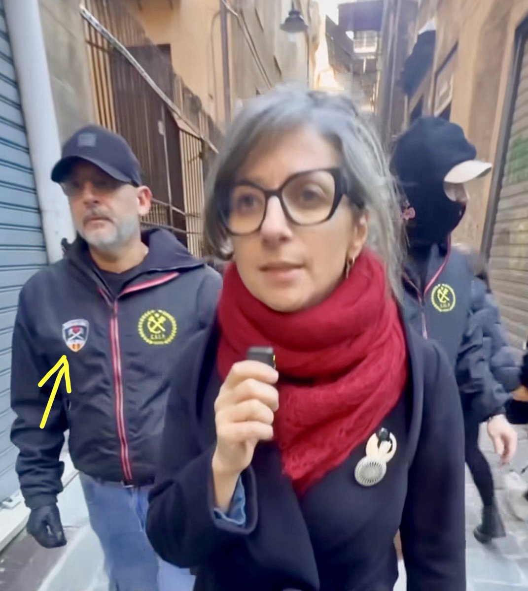 MatteoPugliese's tweet image. Francesca Albanese si fa letteralmente scortare per i vicoli di Genova da portuali del CALP che indossano un distintivo filorusso coi colori di San Giorgio, usato dalla propaganda putiniana per giustificare l’occupazione e il massacro in Ucraina.