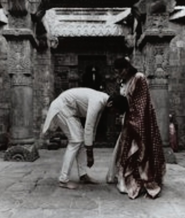 ' प्रेम ' को समर्पित
कितनी ही कविताएँ
जो शायद लिखीं भी न गईं
कभी तुम्हारे लिए

लेकर आईं
मुझे , सदा तुम्हारे करीब।। 

🤍🌸🤍🌸🤍🌸🤍🌸🤍
.