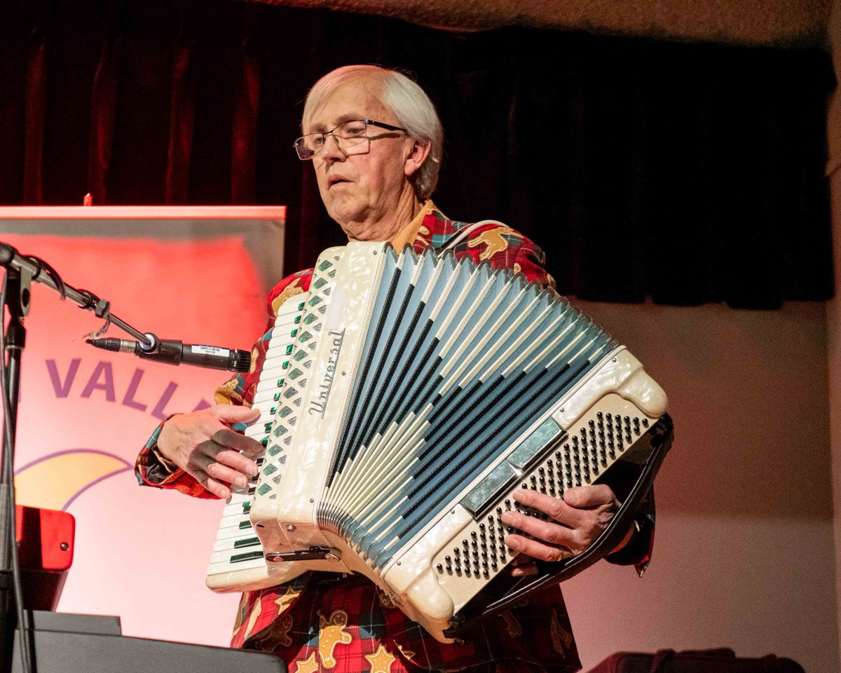 The Christmas Show at the <a href="/BowValleyMusic/">BowValley Music Club</a> club on Saturday night was fantastic. Steve Pineo was here with 8 friends to create an incredible evening of wonderful entertainment. Have look at their great suits for the occasion!  No. 3 of 3.