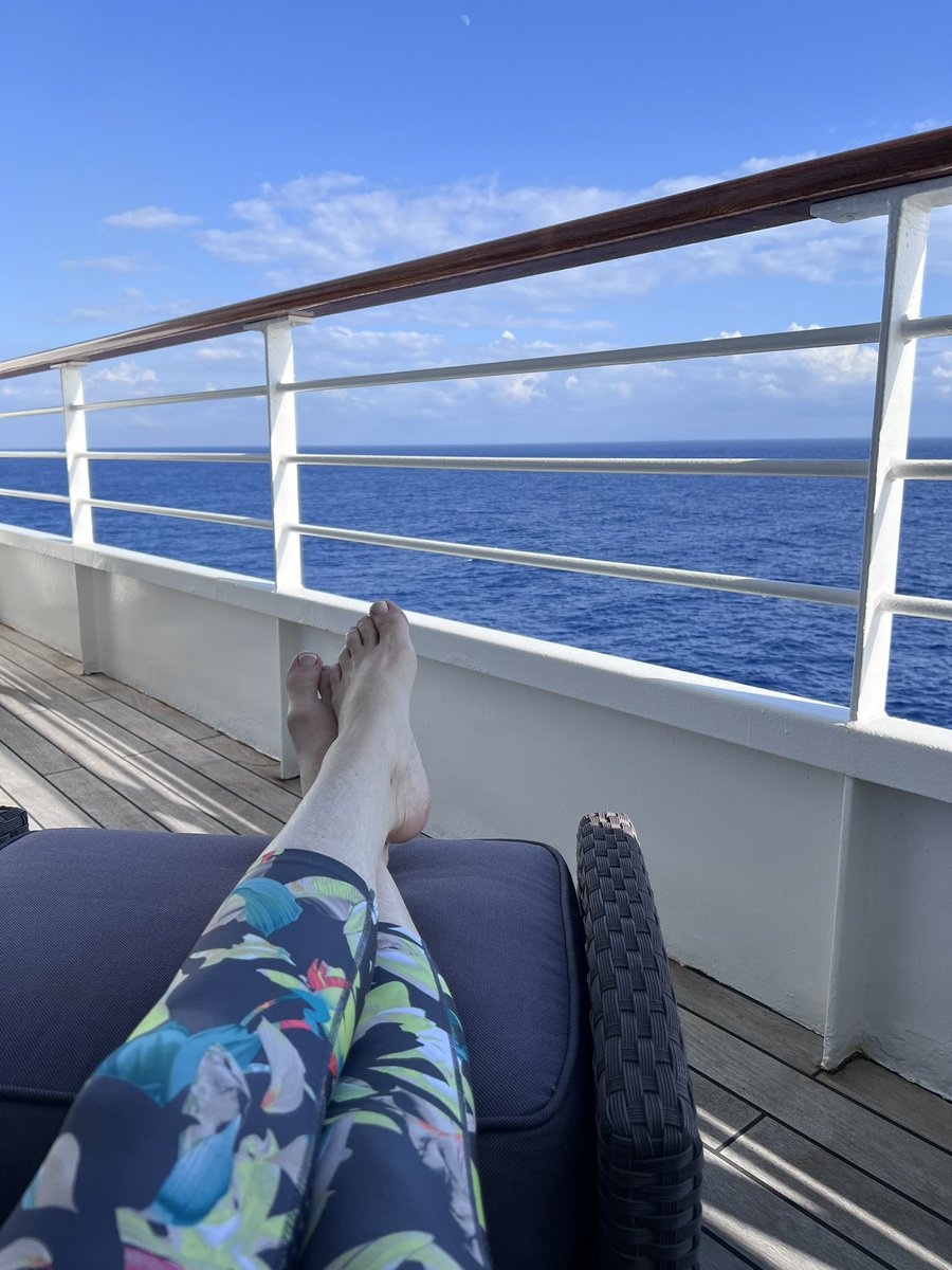 Loricarolmaloy's tweet image. Writing from the middle of the ocean today reminded me:
Gratitude heals quietly — one small good moment at a time. 

#GratitudeThatHeals #PorchLightPages #BehindThePage