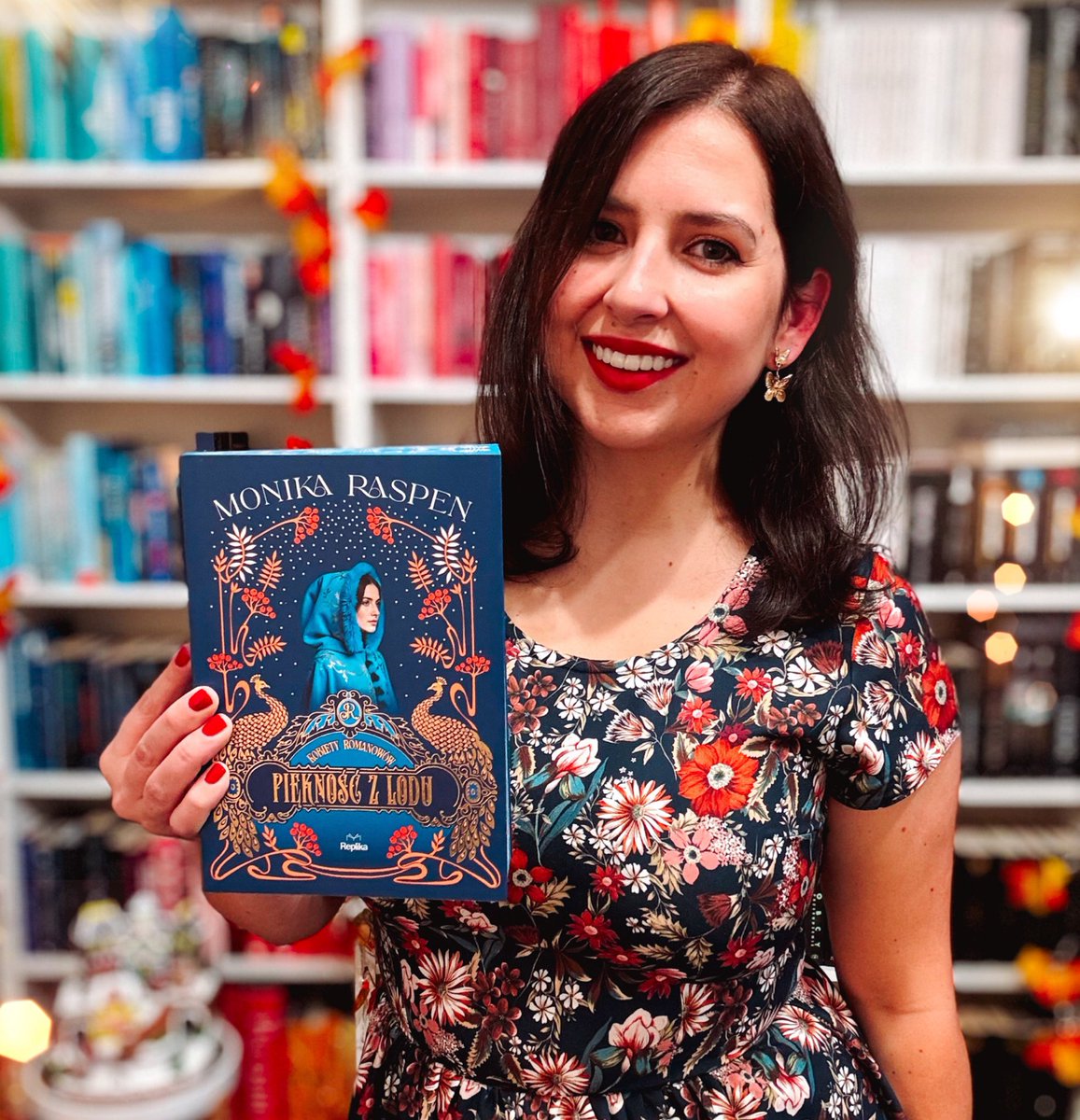 Kocham twórczość Moniki Raspen. Od pierwszych stron „Wnuczki Fabergé” wiedziałam, że to będzie cykl, któremu będę kibicować całym sercem. Nie dlatego, że Romanowowie są modnym tematem, tylko dlatego, że Monika Raspen weszła w ten świat z rozmachem,ale też z uważnością na emocje❤️