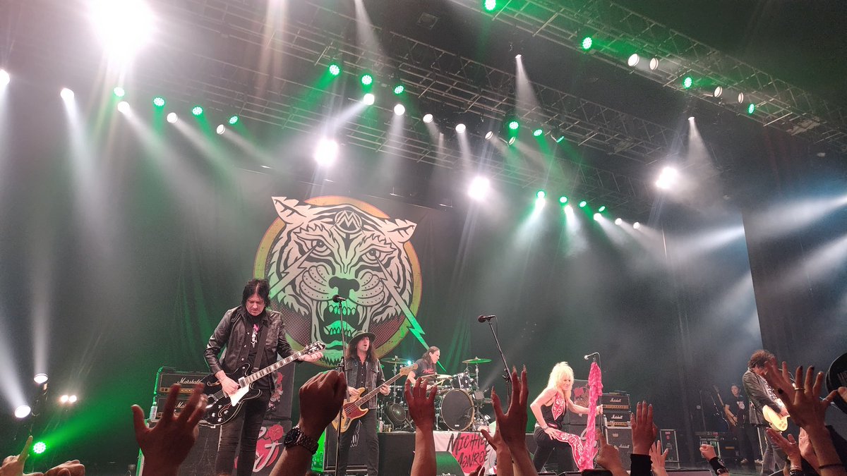 82sara82's tweet image. どんどんどんどん曲を繋いでいって新曲も！Demolition HANOIの曲もやったのでもう盛り上がるよねー！凄いエネルギッシュ！シモテで見てたのでリッチーとサミちゃんのやり取りを見てるだけで和む～ニコニコとスゲー楽しそうなのよ～！
#Michaelmonroe