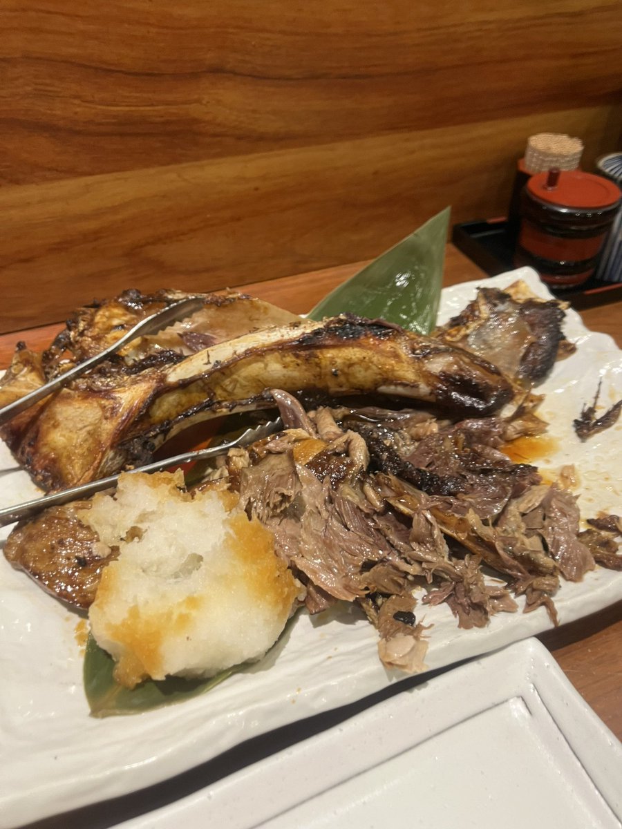 ZfaChm5kY817722's tweet photo. 初めて築地へ行ってきました♪
市場ではなく築地駅近くのマグロのお店✨　
貝の殻で削ぎ取る中落ちが最高❣️
もちろん日本酒も合うよねぇ😋
#jige
#築地
#マグロ https://t.co/1xLZoezkwB