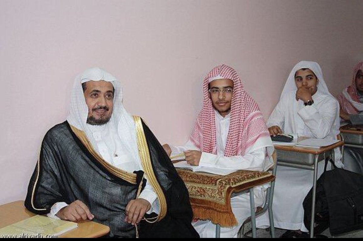 توفي هذا اليوم ١١/ ٦/ ١٤٤٧ معالي الدكتور #محمد_العقلا رئيس الجامعة الإسلامية سابقًا (١٣٧٨- ١٤٤٧هـ)، وشيّعه إلى مثواه الكريم، جموعٌ كثيرة من أقاربه وأصحابه ومحبيه.
كان -رحمه الله- قريباً جداً من الطلاب، سهلاً متواضعاً، لين الجانب، فأحبوه، وأجمعوا عليه.
هنيئا له توافر القلوب،