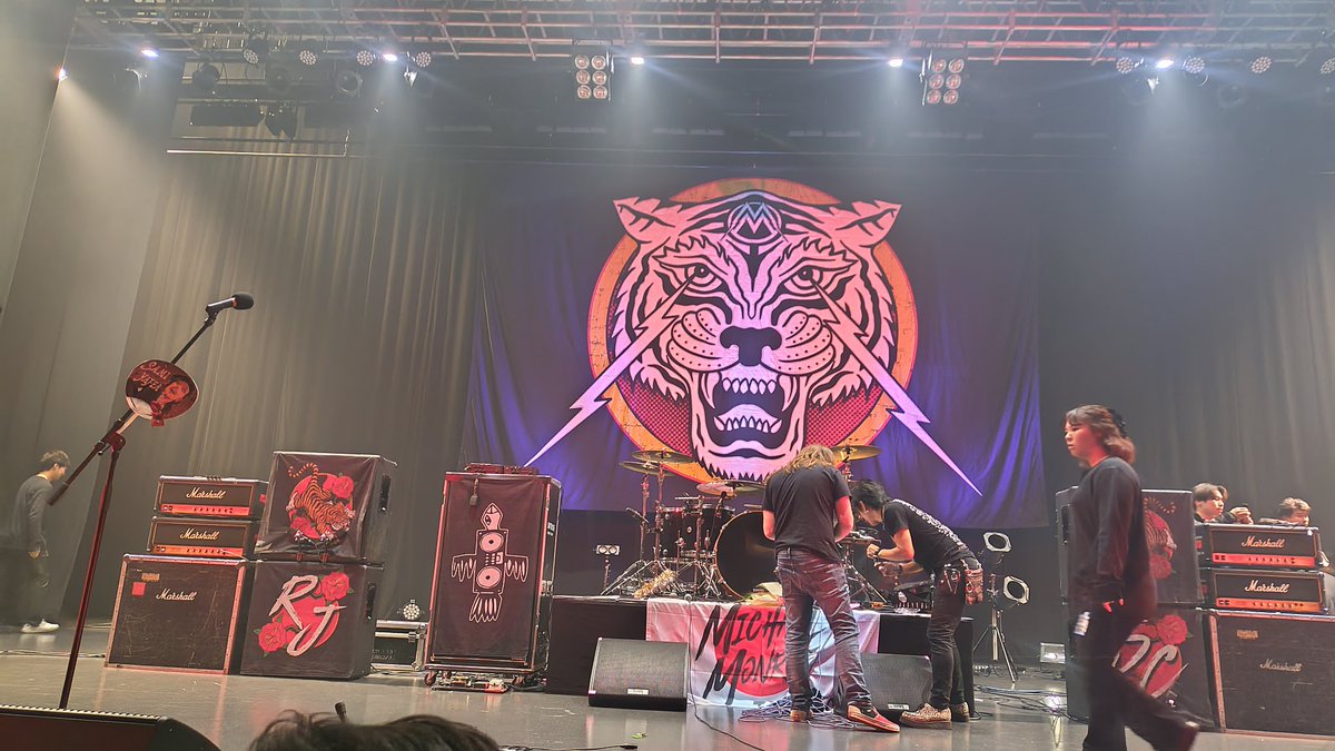 82sara82's tweet image. いつ見てもキュートでファン思い♪渡されたものはちゃんと綺麗に飾りリアクションをする、袖に投げたりしない。前の方がツラそうなら水を自ら渡したりとほーんとっ！魅力的！こちらこそ「アリガトーアイシテマスー❤️」だよぉと毎回思う。ライブで見るたびに好きが増す♪#Michaelmonroe