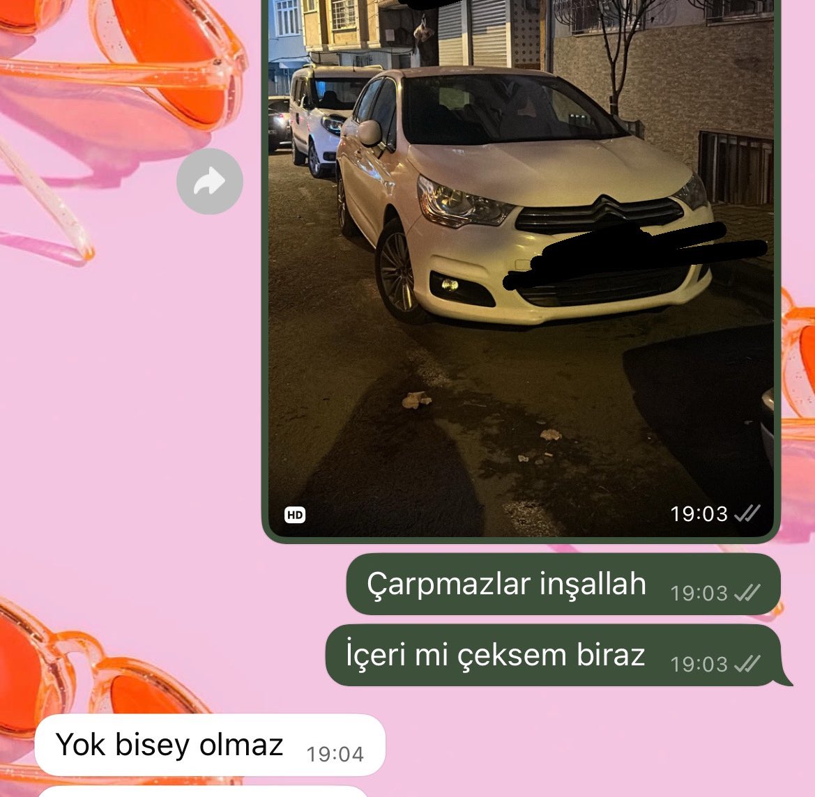 Kızların arabayı park edince ilk yaptığı görev